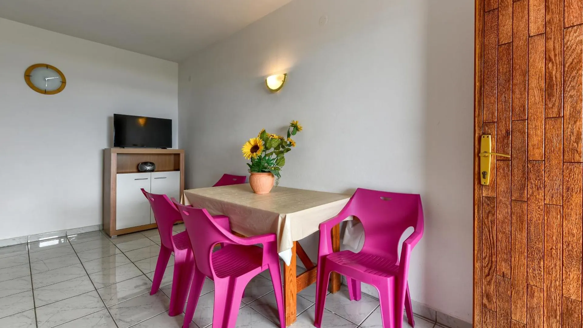 Wohnung Fuer 4 Personen Mit Privatsphaere Razanac Apartment